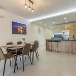 Apartamento Steps Away From The Sea In - Sleeps 6 *