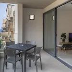 Apartamento Steps Away From The Sea In - Sleeps 6