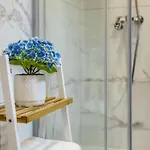 Steps Away From The Sea In - Sleeps 6 Appartamento *