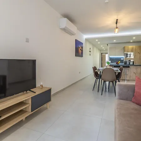 Steps Away From The Sea In - Sleeps 6 Sliema