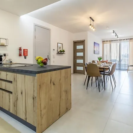 Steps Away From The Sea In - Sleeps 6 Apartament