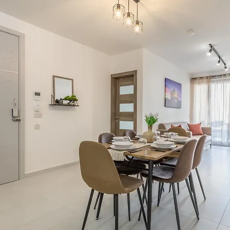Steps Away From The Sea In - Sleeps 6 Sliema