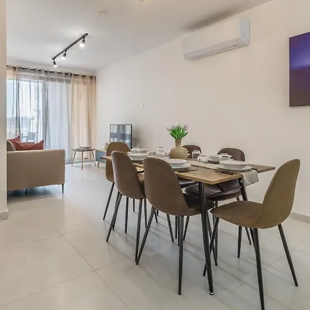 Steps Away From The Sea In - Sleeps 6 * Sliema