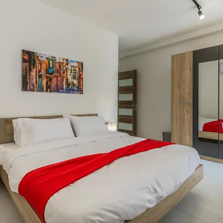 Appartamento Steps Away From The Sea In - Sleeps 6 Sliema