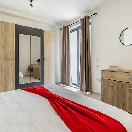 Steps Away From The Sea In - Sleeps 6 Sliema