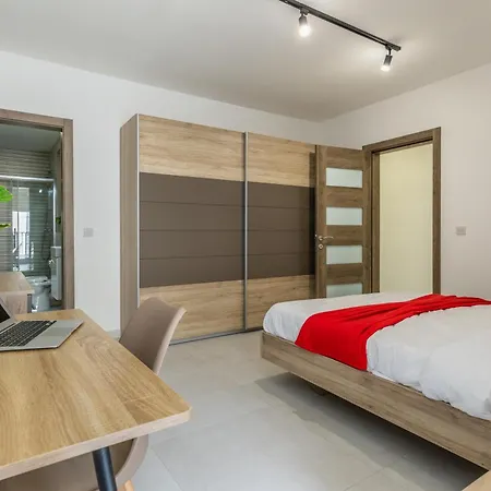 Apartament Steps Away From The Sea In - Sleeps 6 Sliema