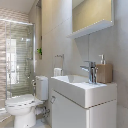 Apartament Steps Away From The Sea In - Sleeps 6