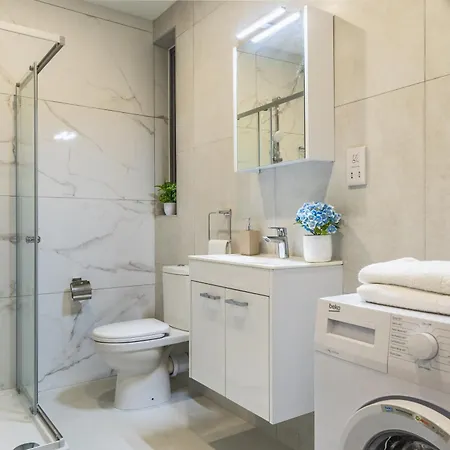 Steps Away From The Sea In - Sleeps 6 Appartamento Sliema