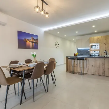 Apartment Steps Away From The Sea In - Sleeps 6 *
