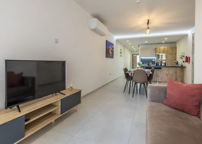 Steps Away From The Sea In - Sleeps 6 Sliema